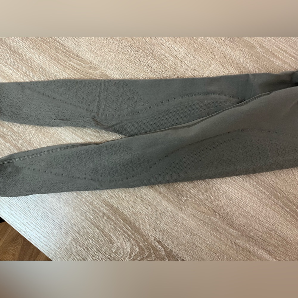 Lululemon gray laser cut bottoms size 6 - Picture 3 of 3